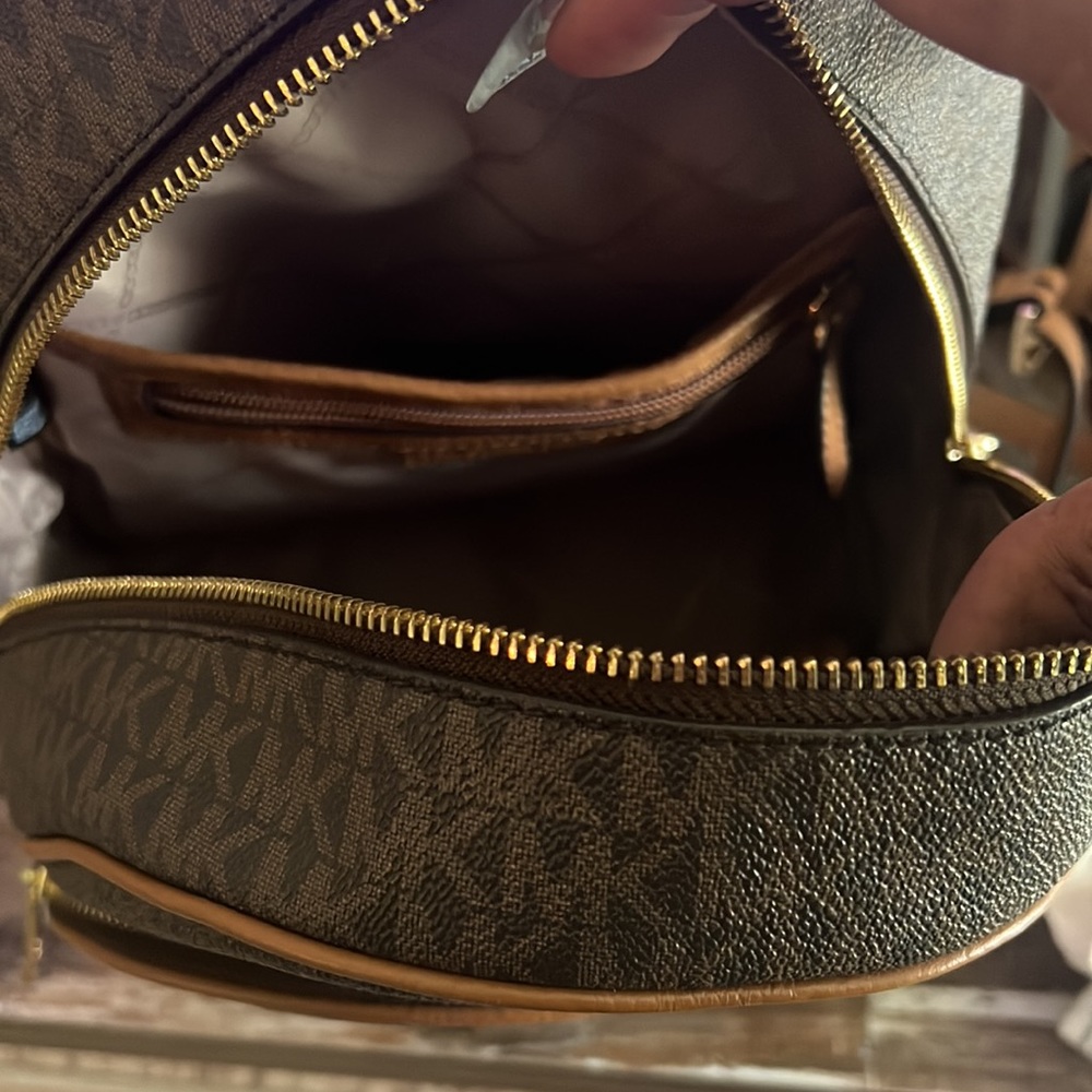 Michael kors signature back pack, very clean used only a few times - Picture 5 of 10